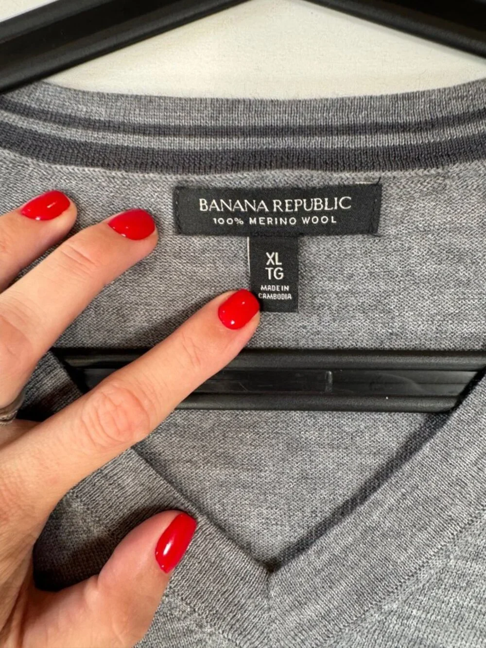 Banana Republic V-Neck Sweater 100% Merino Wool Gray XL Business Casual Preppy
